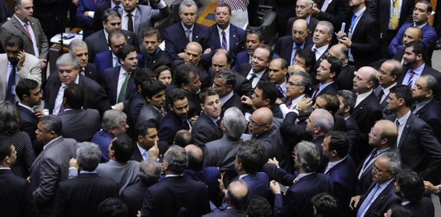 A oposição se move