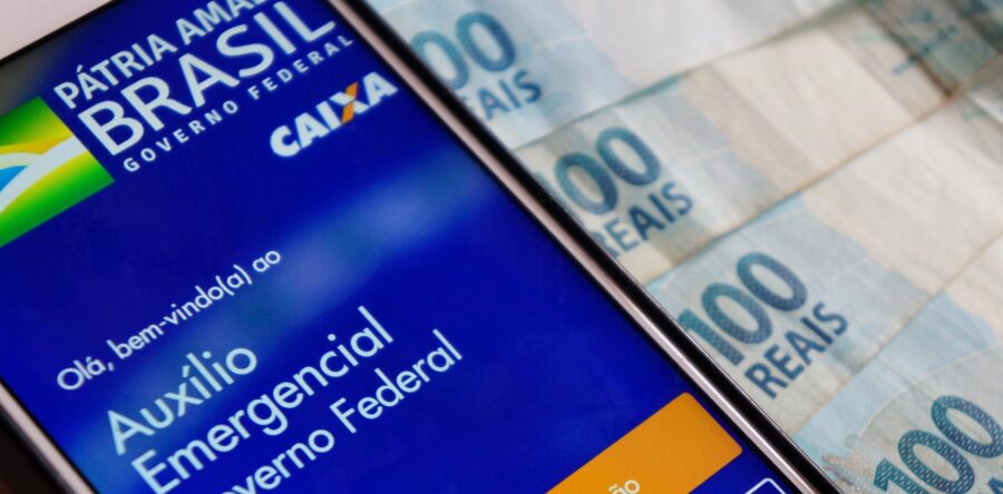 Auxílio emergencial como fato político