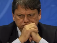 O jogo político de Tarcísio